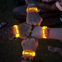 Gelang LED lampu malam bercahaya, Gelang lampu LED USB dapat diisi ulang untuk olahraga luar ruangan, gelang keselamatan Logo kustom