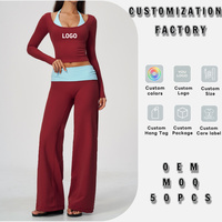 Ensemble 2 pièces de survêtements de sport et yoga personnalisés avec logo d'usine, en tissu recyclé de qualité, comprenant un t-shirt contrastant et un pantalon évasé, pour un usage décontracté.