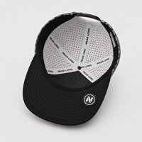 Casquette de golf exclusive structurée à six panneaux, visière plate, badge frontal, perforations laser, respirante, marque privée