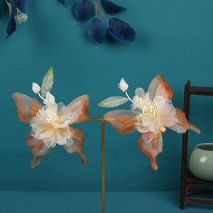 Accesorio para el Cabello Estilo Chino Antiguo 2024, Diseño Original, Hecho a Mano, Flor Perforada con Degradado Naranja y Mariposa - Product Image 1