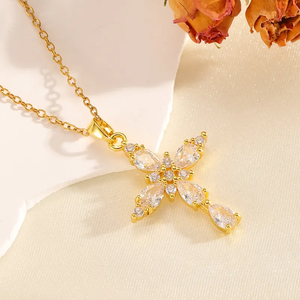 Collier chaîne en acier inoxydable de haute qualité avec pendentif croix pour femme, design diamant carré brillant pour usage quotidien - Product Image 3