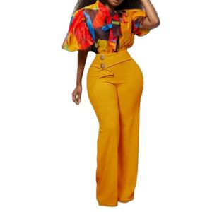 مجموعة ملابس جديدة بالجملة من مواد مبتكرة تتكون من بلوزة قصيرة الأكمام مطبوعة وبنطلون طويل بلون موحد - Product Image 1