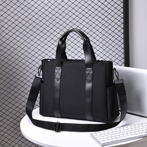 Sac à bandoulière souple personnalisé avec compartiment à fermeture éclair en nylon, design magique, pour homme, grand format, pour ordinateur portable, idéal pour les voyages d'affaires. - Product Image 3