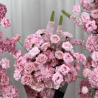 Roses artificielles roses réalistes et vibrantes, parfaites pour les décorations de fond de mariage et d'anniversaire et les colonnes florales