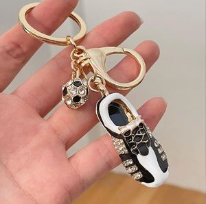 Porte-clés pendentif en métal pour homme, motif chaussures de football et baskets, avec mousqueton en alliage et zinc, orné de diamants - Product Image 3