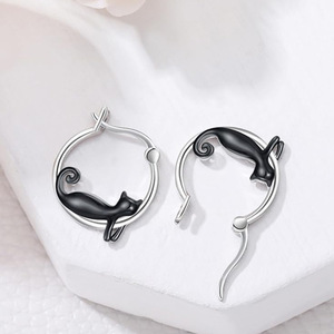 Orecchino a polsino nero smaltato a forma di gatto per donna, gioiello semplice ed elegante da indossare tutti i giorni - Product Image 5