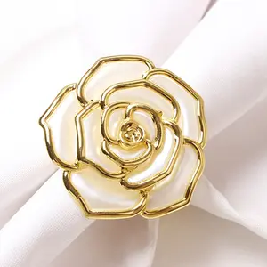 Elegan indah: cincin serbet mawar mutiara emas baru dan tempat serbet bunga untuk pengaturan meja