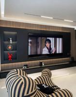Meuble TV flottant avec tiroirs de rangement et étagères ouvertes, MDF noir moderne pour salon