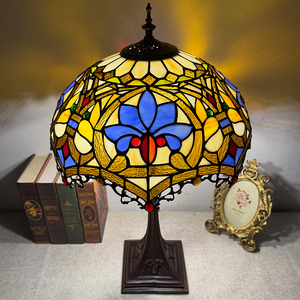 Lampe de table style Tiffany vintage, abat-jour en verre coloré soudé à la main, lampe de chevet rétro Art Déco pour café, villa, intérieur. - Product Image 5