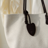 Sac à bandoulière en cuir de vachette pleine fleur, style luxe discret, design intemporel ouvert pour l'été, pour femme, collection boutique européenne