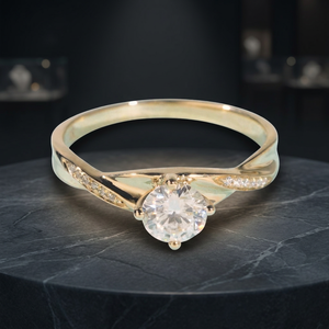 Bague de fiançailles classique en argent 925 plaqué or avec moissanite, taille brillant rond 5 mm, sertie à griffes, bijoux pour femme - Product Image 4