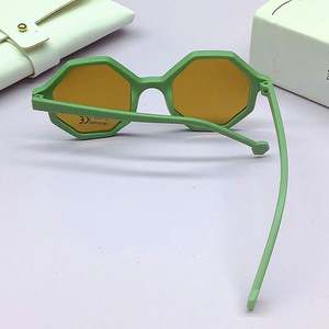 Gafas de Sol para Niños con Marco de PC con Rayas Impresas a la Moda y Logotipo Personalizado, Protección UV400, Marco Pequeño Poligonal - Product Image 6