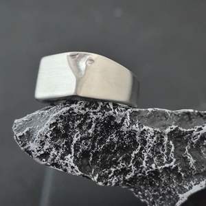 Anello in Stile Punk <span class=keywords><strong>di</strong></span> Alta Qualità con Angolo Mancante e Finitura Opaca - Product Image 4