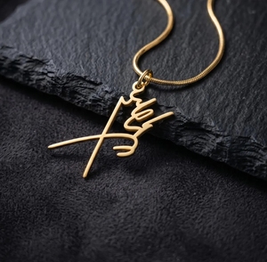 Elegante Collana con Firma Reza Pahlavi in Acciaio Inossidabile Placcato Oro 18k, Charm Pahlavi Altamente Lucidato, Firma Reza <span class=keywords><strong>Shah</strong></span> - Product Image 1