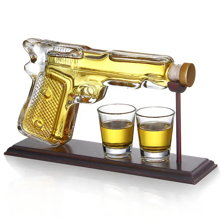 Vendita calda di alta qualità produttore di whisky pistola Decanter con la pistola a forma di bicchierino su vassoio di mogano set di whisky