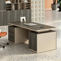 Bureau de travail moderne et simple pour employés, avec écran, casier et cloison, poste informatique pour employés