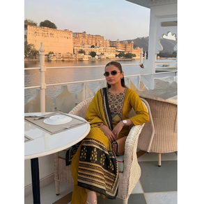 Ensemble Kurta et pantalon en crêpe jaune moutarde avec dupatta, séchage rapide, infroissable, élégant, tenue ethnique, usage décontracté et festif - Product Image 2