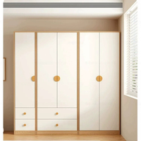 Lemari pakaian kombinasi dari lantai hingga langit-langit berbahan panel kayu, lemari penyimpanan pintu datar dengan kabinet atas dan bawah.