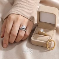 Bague de mariage de luxe confortable en acier inoxydable Yiwu Aceon, sertie de micro-pierres sur les côtés et d'un grand zircon central