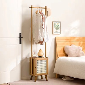 Perchero moderno de bambú y madera, mini, ultraestrecho, con mesita de noche para dormitorio. - Product Image 1
