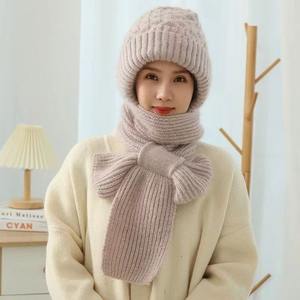 Bonnet et Écharpe Intégrés en Laine pour Femme JH – Motif Écureuil en Peluche, Protection du Cou Boutonnée, Coupe-Vent Tricoté – Collection Automne Hiver - Product Image 1