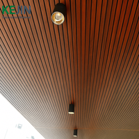 Panneau mural de plafond cannelé en PVC de haute qualité Plafonds artistiques modernes Salon Hôtel Atelier Grille de plafond ignifuge étanche