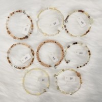 Gelang manik-manik kawat memori seri kuning unik buatan tangan dengan manik-manik kaca campuran, hadiah unik, perhiasan bunga manik-manik kerang