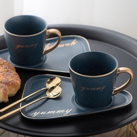 Vente en gros Tasse à café créative en céramique de bureau de luxe à poignée dorée Offre Spéciale cadeau avec assiette à dessert et boîte cadeau