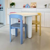 Chaise ronde Rey colorée de style mid-century, chaise de salle à manger en bois massif de style crème coloré pour petit appartement
