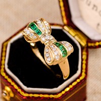 Bague Nœud Papillon Style Royal Européen en Or 18K Orné de Diamants avec Émeraude de Laboratoire Captivante Loi de l'Attraction