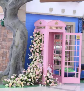ピンクの電話ブース屋外結婚式屋外装飾ヨーロピアンスタイルロンドン電話ブースピンクの電話ブース