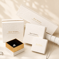 Boîtes cadeaux en papier blanc gaufré personnalisées avec cadre intérieur doré pour l'emballage de bagues, de colliers et de boucles d'oreilles