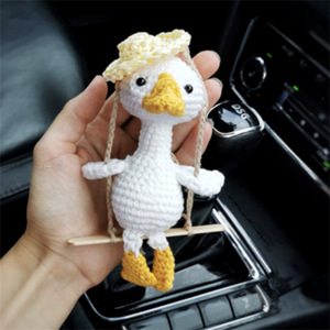 Pendentif de voiture en crochet secret en forme de canard blanc avec chapeau pour décoration intérieure - Product Image 2