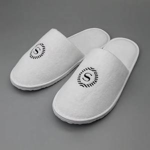 도매 럭셔리 호텔 스파 슬리퍼 사용자 정의 로고 남여 공용 산호 양털 일회용 슬리퍼 여성용 소프트 프리미엄 벨벳 면 - Product Image 1