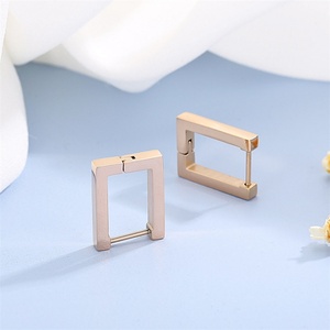 ต่างหูชุบทอง18K แบบแฟชั่นเรียบง่ายต่างหูสแตนเลสทรงสี่เหลี่ยม - Product Image 2