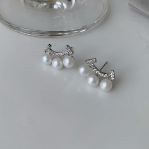 Pendientes de Perlas Curvos con Diseño de Sonrisa Pequeña, de Plata de Ley S925, de Alta Gama, con un Ambiente Elegante - Product Image 2