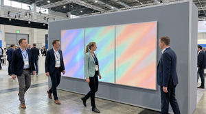 Fabriqué en Allemagne, affichage lenticulaire modulaire extra-large Lentiprint, 300x150cm, 3 panneaux, 40 LPI, cadre argenté, Euroclass B, MOQ 1 ensemble - Product Image 4