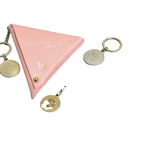 Pochette à bijoux en cuir microfibre triangulaire avec logo personnalisé en relief, design tendance - Product Image 1