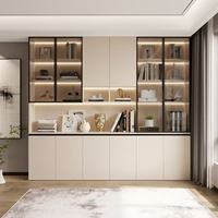 Bibliothèque intégrée moderne avec vitrines en verre et étagères éclairées pour un rangement élégant dans le salon