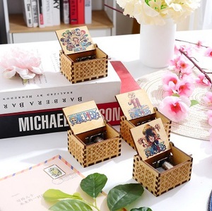 Boîte à musique miniature à manivelle, thème dessin animé moderne, effet bois, logo gravé, 'you Are My Sunshine', cadeau populaire pour anniversaire <span class=keywords><strong>et</strong></span> Noël - Product Image 1