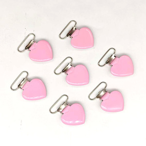 Clip de Pico de Pato en Forma de Corazón Rosa de 25 mm de Diámetro Interior con Adhesivo para Prendas - Product Image 1