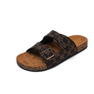 Vente en gros de nouvelles pantoufles souples pour hommes en cuir synthétique avec semelle en PVC, à porter avec une robe de plage, sortie d'usine - Product Image 5
