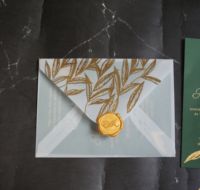 Tarjetas de Invitación de Boda de Lujo con Diseño Personalizado en Verde Esmeralda Oscuro, con Sobre de Papel Vellum Dorado, Menú en Relieve y Sello de Cera