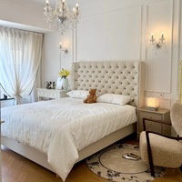 Lit capitonné de luxe en velours doux - Cadre en bois rembourré moderne, écologique et durable, design confortable avec boutons en losange