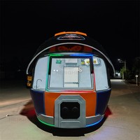 Kiosque extérieur moderne en forme de casque certifié CE - Bar futuriste et stand de vente pour café, boissons et commerce de détail éphémère
