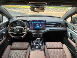 BYD Tang 2023 d'occasion DM-i PHEV 112 km Conduite à gauche 4 cylindres Turbo Cuir Automatique Jantes en alliage R20 Foncé - Product Image 6