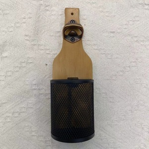 Abridor de Botellas de Madera para Montar en la Pared con Cesta para Tapas, Redondo, de Latón y Madera de Pino con Barniz Transparente y Pátina de Cedro - Product Image 1
