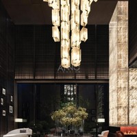 Lustre en grappe à lanternes décalées ANNO avec abat-jour rectangulaires ambre chaud, suspension longue pour entrée d'hôtel de luxe