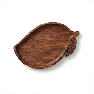 Plateau de service en bois fantaisie en gros, en bois de manguier foncé, avec forme de fruit de manguier et poignée en forme de feuille - Product Image 1