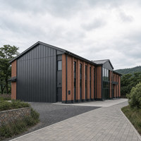 Architecture contemporaine de hall d'exposition en acier avec façade vitrée pleine hauteur